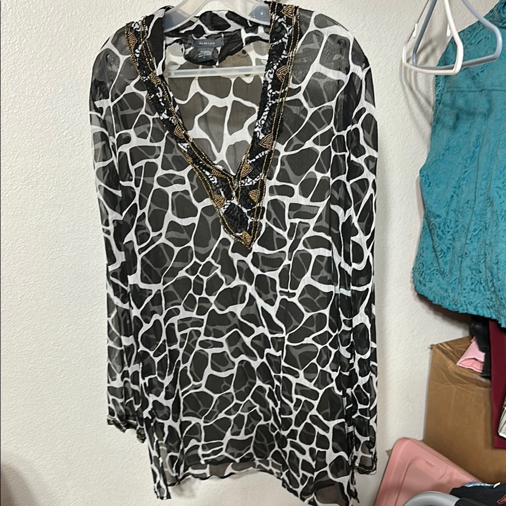 Black and White Giraffe Print Women's Top